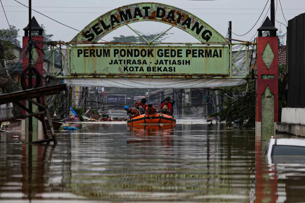 image-1-1024x682 Banjir Besar Melanda Bekasi: Ribuan Warga Terjebak